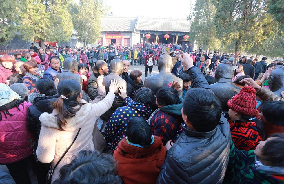 河南周口香客排長隊“打秦檜”消災(zāi)