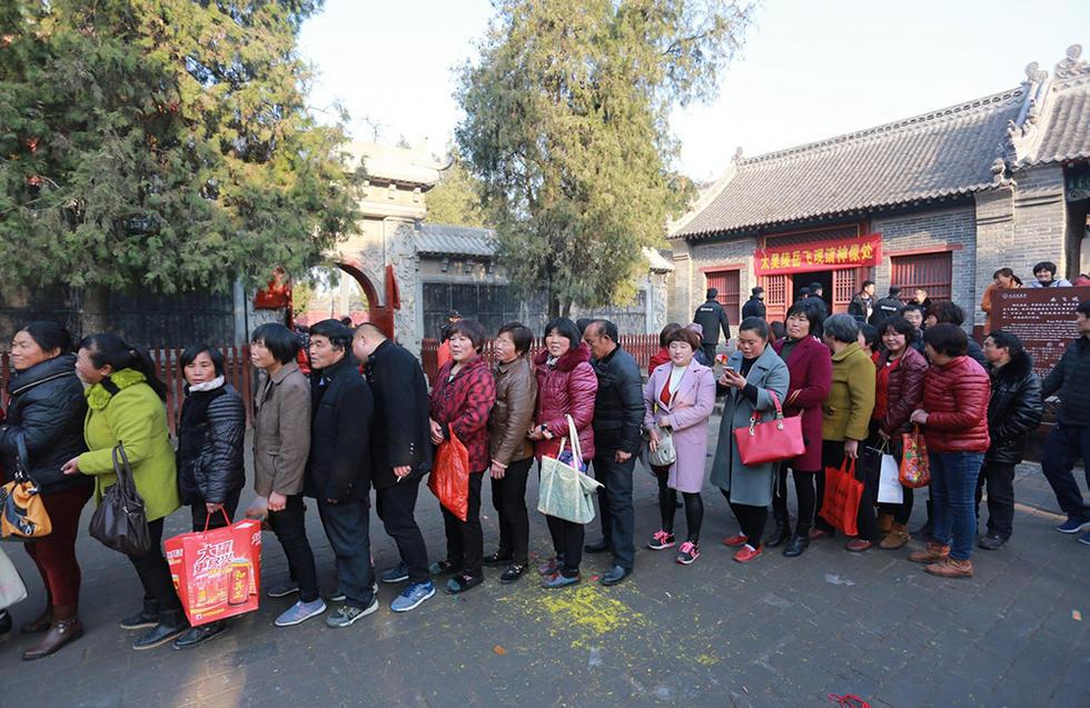 河南周口香客排長隊“打秦檜”消災