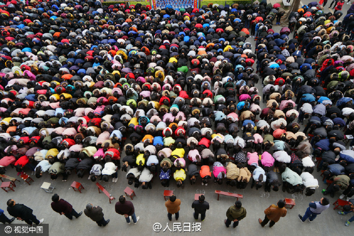 河南高考誓師大會 “我要上一本！我要上北大！”