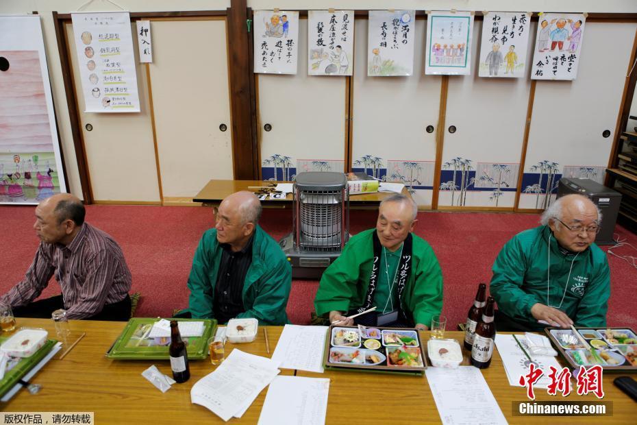 日本謝頂男人俱樂部 成員用頭頂拔河