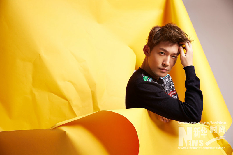 張博時尚大片曝光 早春穿搭散發型男魅力