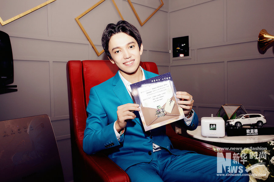 《歌手》迪瑪希玩百變?cè)煨?湖藍(lán)色西裝清雅出塵