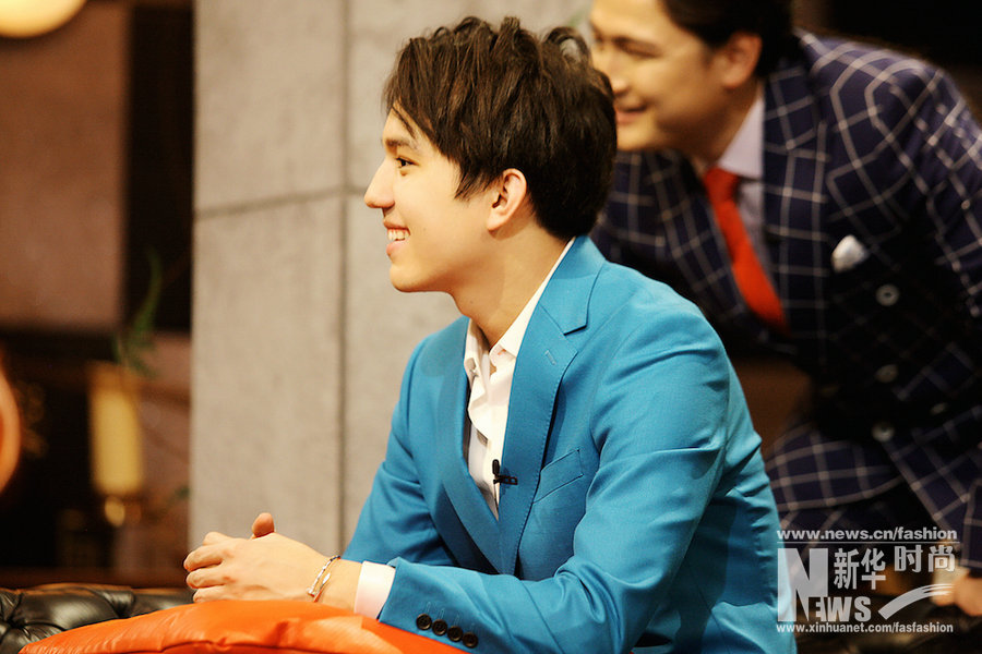 《歌手》迪瑪希玩百變造型 湖藍色西裝清雅出塵