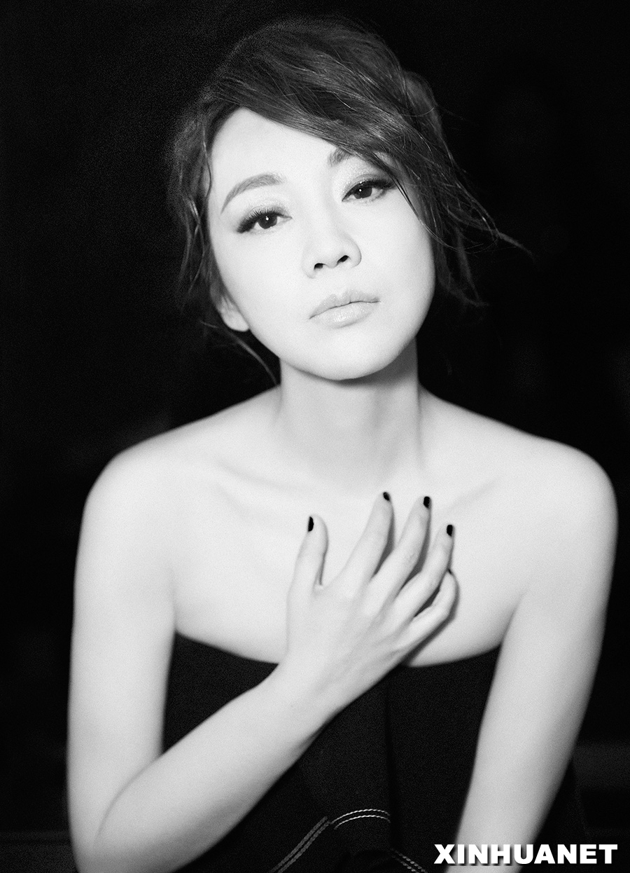 閆妮看秀身黑色抹胸連體褲 調侃自己有沖動走T臺