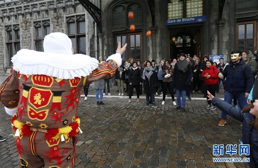班什狂歡節“憨人”盛裝游行