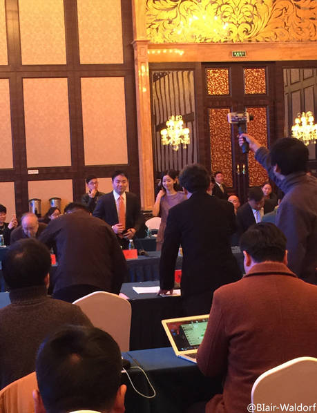 奶茶妹妹聽著劉強東講話 眼神中是一望無盡的溫柔