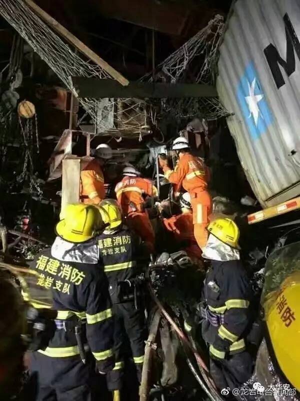 福建高架橋坍塌 現(xiàn)場5人墜落2輛車被砸【組圖】