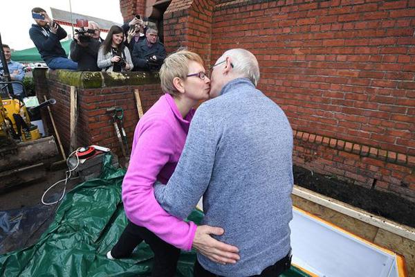 英國(guó)老人直播自己被活埋 欲為癮君子傳遞希望