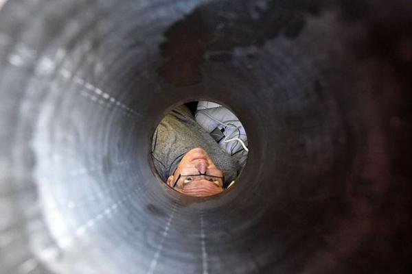 英國老人直播自己被活埋 欲為癮君子傳遞希望