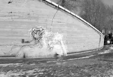 大橋現(xiàn)美女出浴圖 公園：美觀但不合規(guī)定