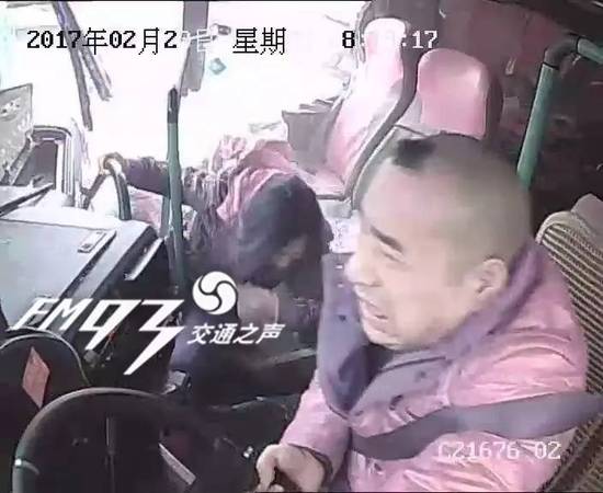 大巴司機閉眼開車 “夢游”20秒出車禍致1亡