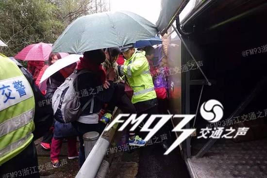 大巴司機(jī)閉眼開車 “夢(mèng)游”20秒出車禍致1亡