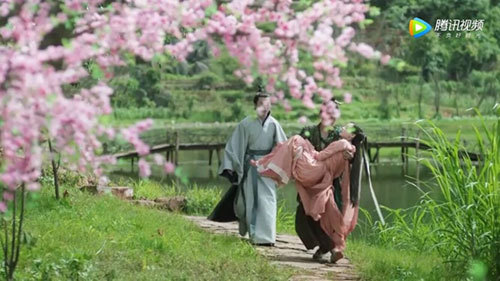 迪麗熱巴到底有多重？看完這4個男人抱她時的表情就知道！