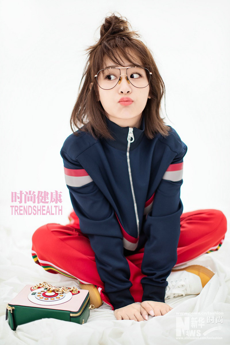 楊紫再登時尚封面 運動搭配活力滿滿
