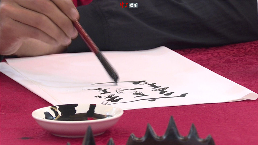 小岳岳為吃“天下第一面”文化潛力大爆發 默寫42畫超難biáng字