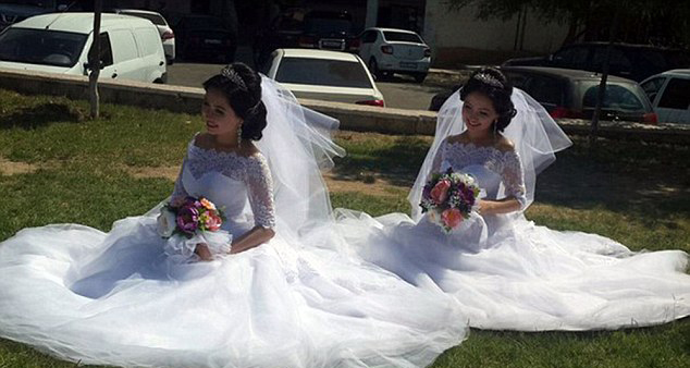 雙胞胎姐妹嫁雙胞胎兄弟 新郎官認(rèn)不出新娘