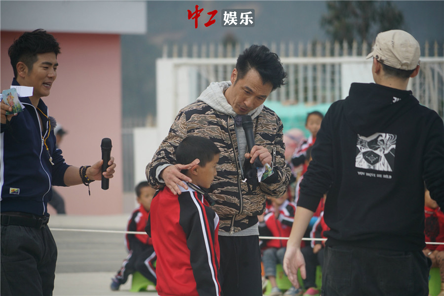 《閃爸》吳鎮宇跪地扮狗 靚坤解放天性略“精分”