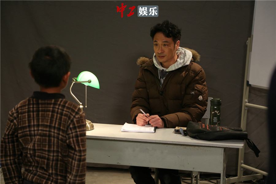 《閃爸》吳鎮宇跪地扮狗 靚坤解放天性略“精分”