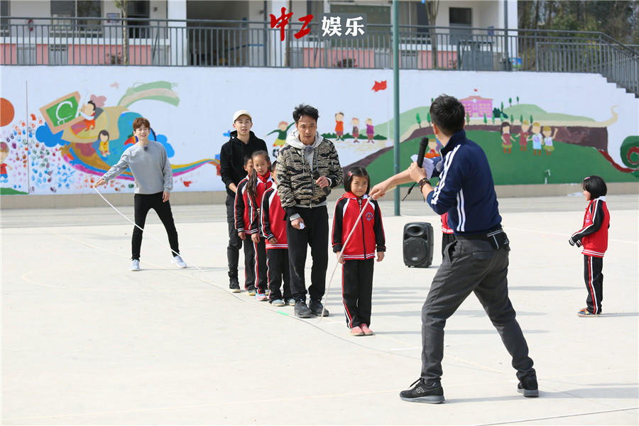 《閃爸》吳鎮宇跪地扮狗 靚坤解放天性略“精分”