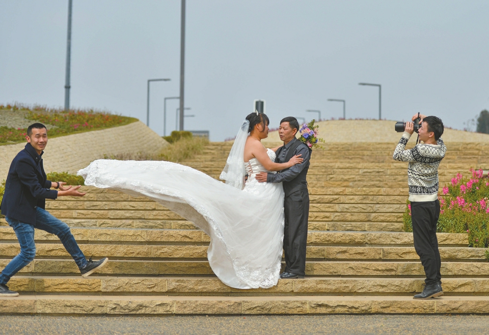 甜蜜浪漫！三對(duì)打工夫妻成都興隆湖邊補(bǔ)拍婚紗照（組圖）