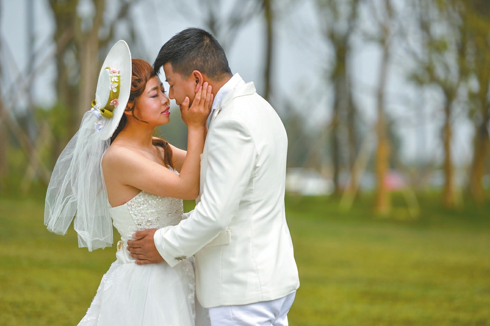 甜蜜浪漫！三對(duì)打工夫妻成都興隆湖邊補(bǔ)拍婚紗照（組圖）