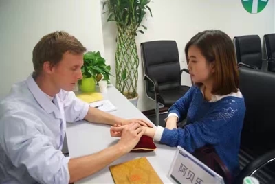 法國(guó)來(lái)的“洋中醫(yī)” 用法文翻譯中醫(yī)典籍(圖)