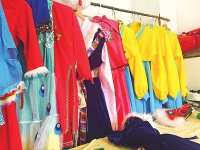 成都:廣場舞隊長精打細算 為隊友做300套演出服裝