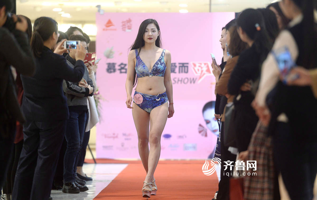 三八節來襲 濟南商家讓模特穿內衣走秀引顧客