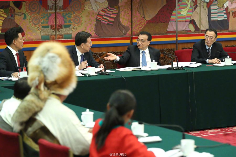 李克強(qiáng)參加西藏代表團(tuán)審議：民族團(tuán)結(jié)要像糌粑和糍粑那樣捏成團(tuán)、聚成團(tuán)、抱成團(tuán)