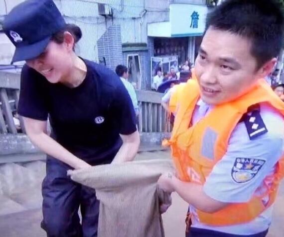 警察夫妻同年同月同日生結婚7年僅有一張全家福