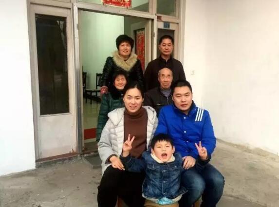 警察夫妻同年同月同日生結婚7年僅有一張全家福