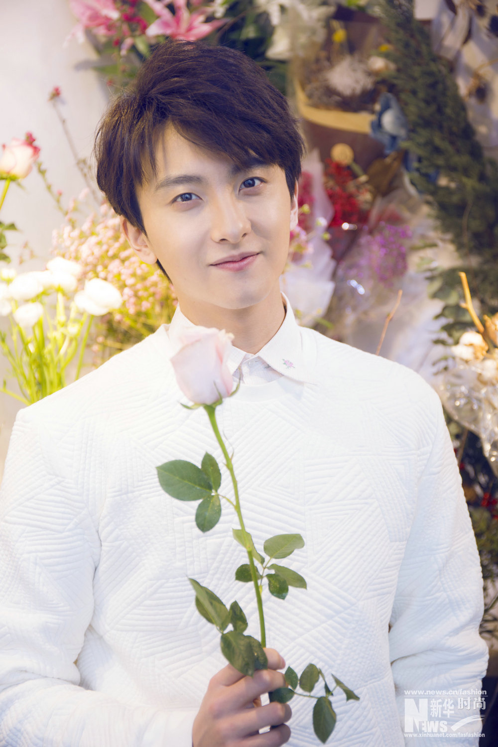 牛駿峰時尚大片曝光 清新暖男花中示愛