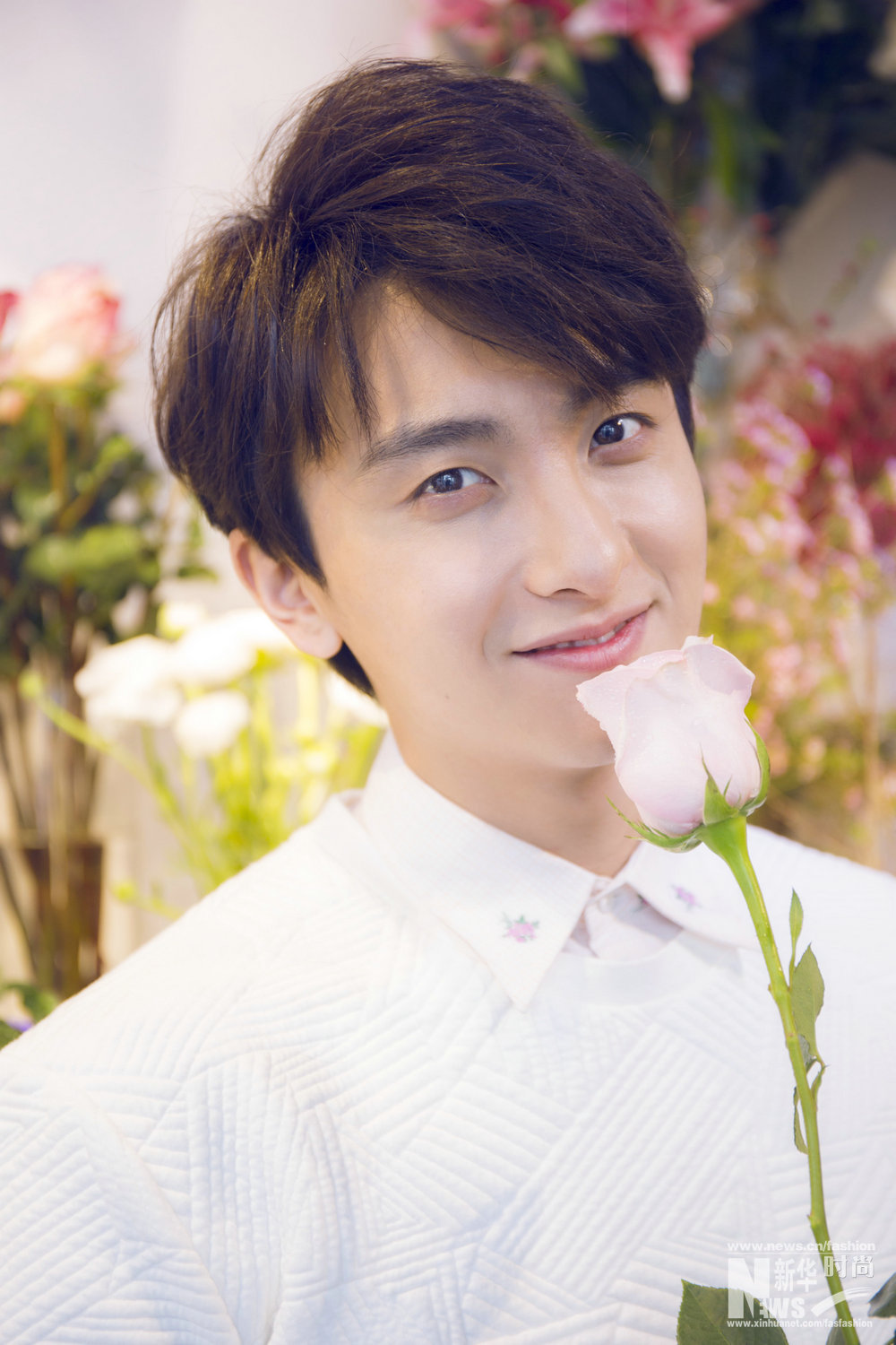 牛駿峰時(shí)尚大片曝光 清新暖男花中示愛(ài)