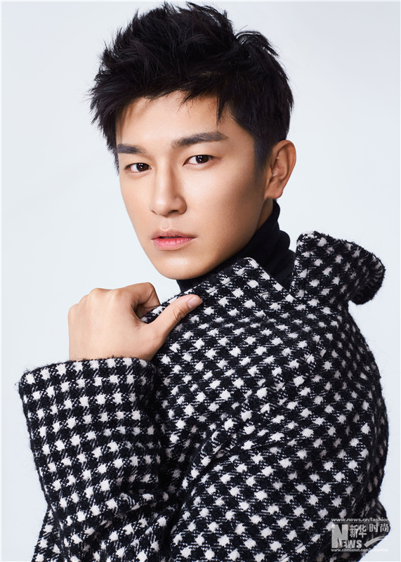 楊旭文曝早春寫真大片 百變駕馭文藝復古風