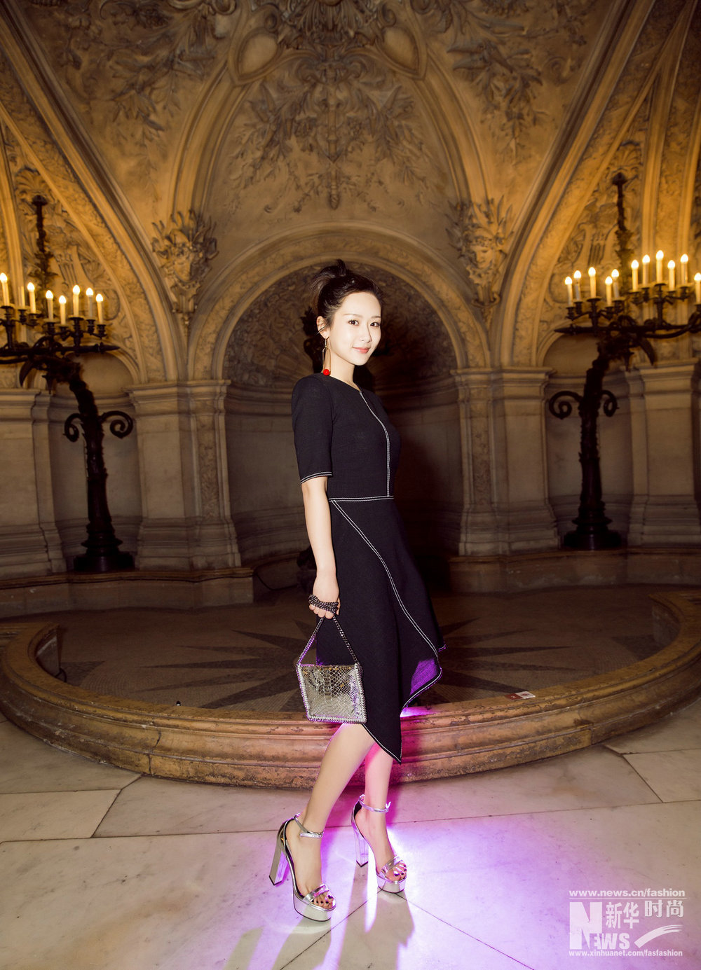 楊紫時(shí)裝周獻(xiàn)首秀 高馬尾櫻桃紅別針清新靈動(dòng)