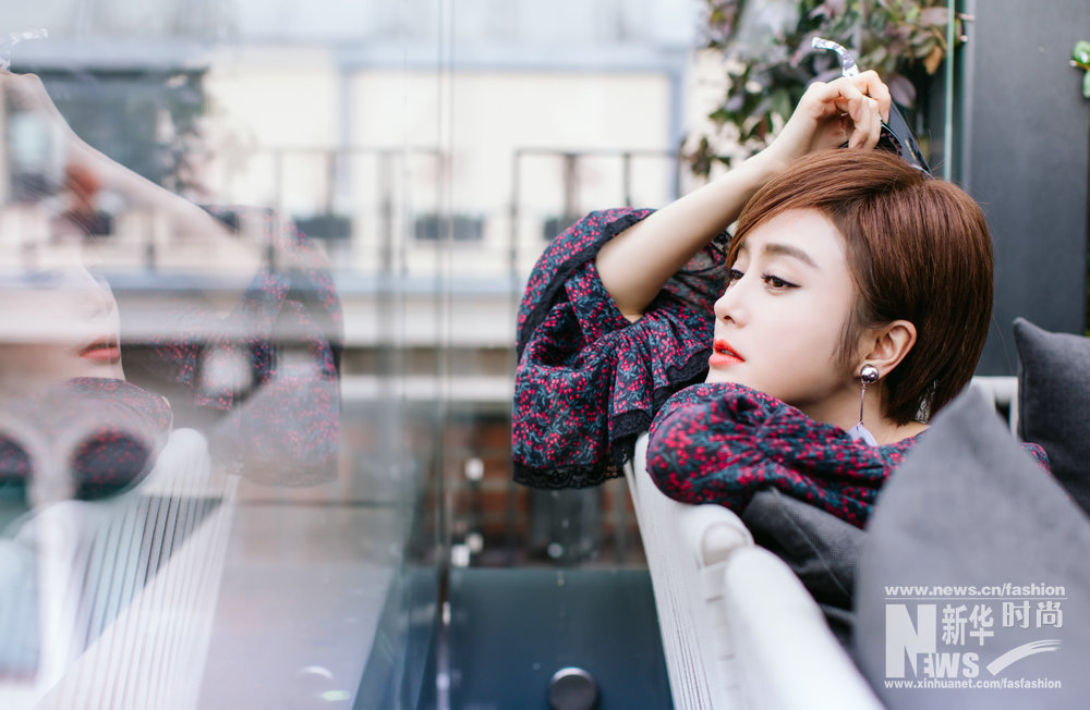 秦嵐街拍荷葉袖搭紅色綁帶高跟鞋 干練又小清新