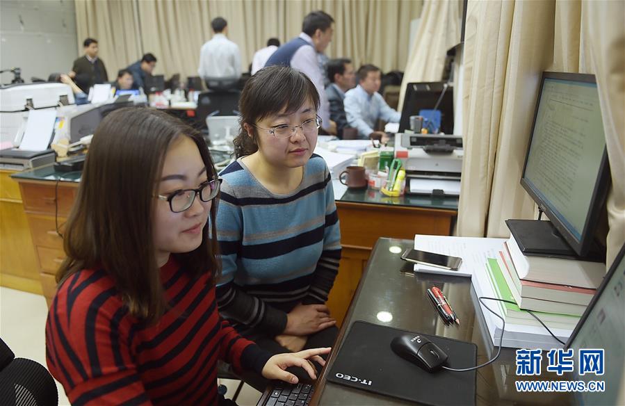 兩會會場內(nèi)外的她們：工作著 美麗著（組圖）