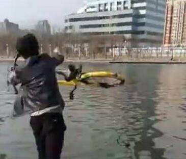 氣憤！男子直播扔共享單車 警方稱已將其抓獲【圖】