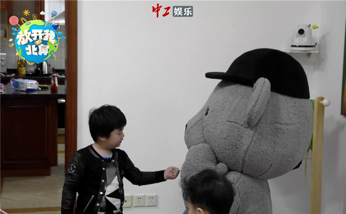 《北鼻2》高冷千璽扮熊仔暖萌敬業(yè) 忍饑挨餓幸有北鼻愛(ài)心投喂[組圖]