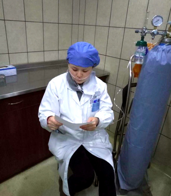 懷孕七月準媽媽醫(yī)生邊吸氧邊給人看?。▓D）