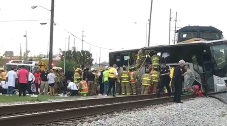 美國火車客車相撞 至少4人死亡現(xiàn)場混亂