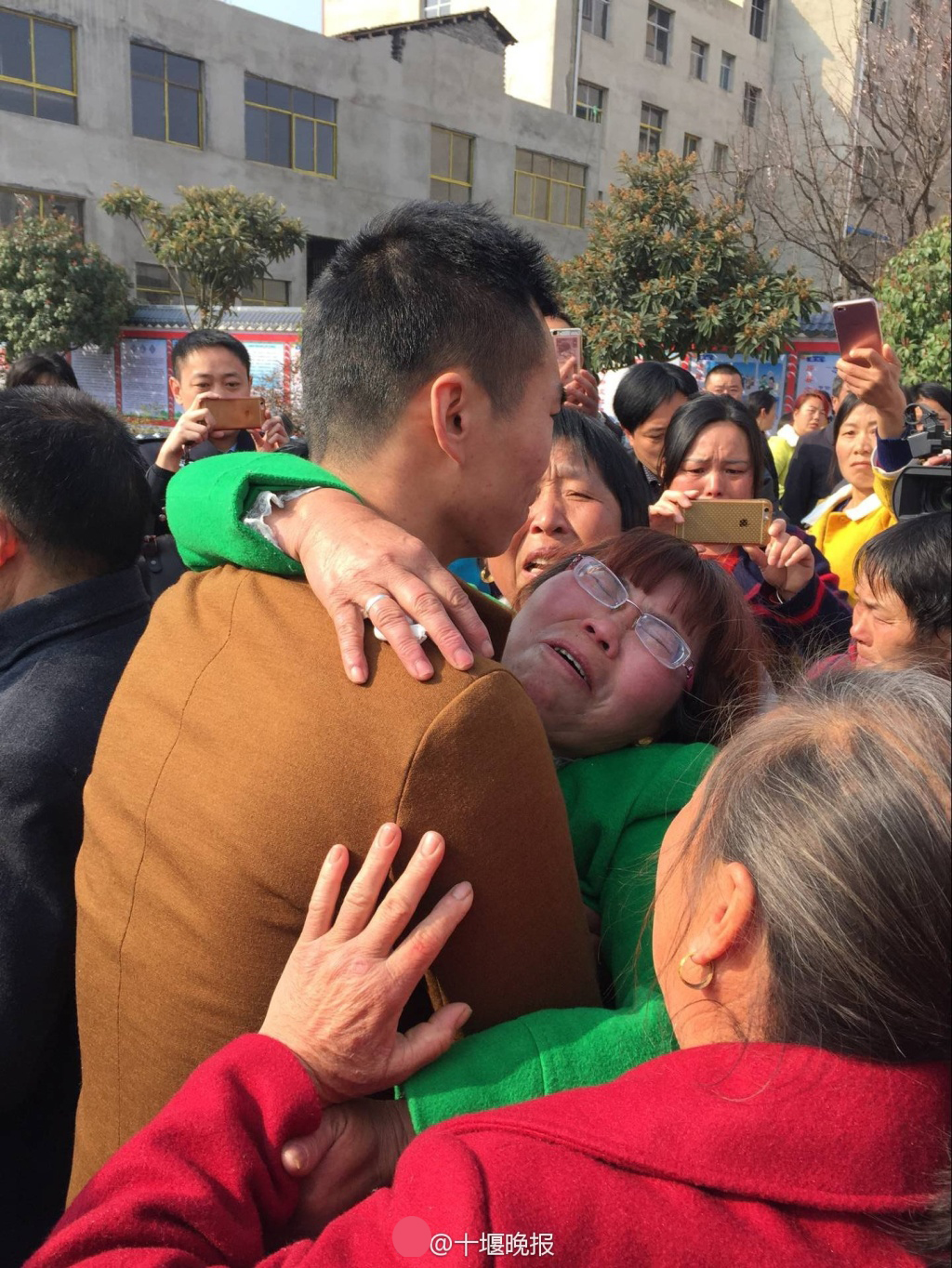 時隔20年 被拐男子與母親痛哭擁抱