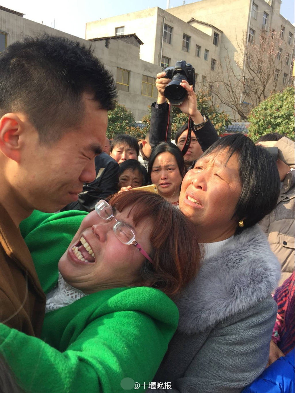 時隔20年 被拐男子與母親痛哭擁抱