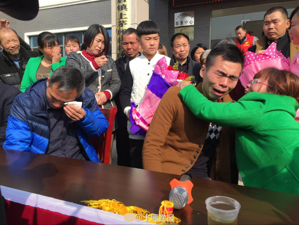 時隔20年 被拐男子與母親痛哭擁抱