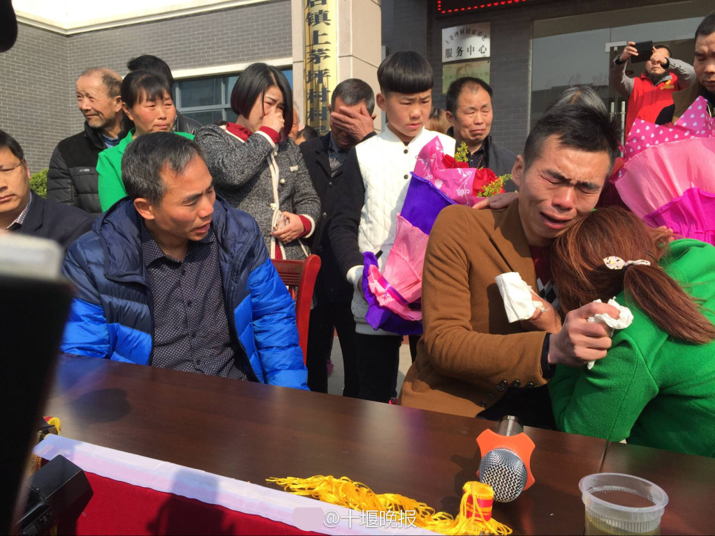 時隔20年 被拐男子與母親痛哭擁抱