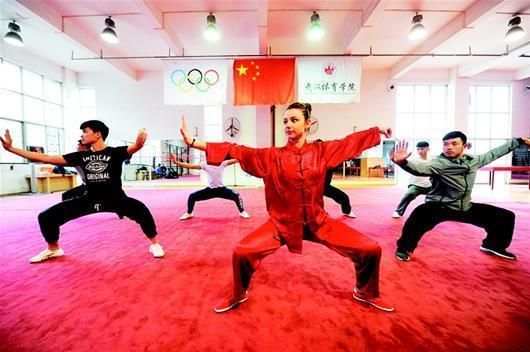 美女留學(xué)生來中國(guó)學(xué)武術(shù) 課外做主播