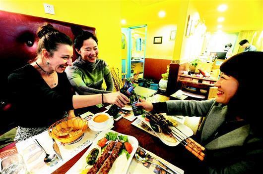 美女留學(xué)生來中國(guó)學(xué)武術(shù) 課外做主播