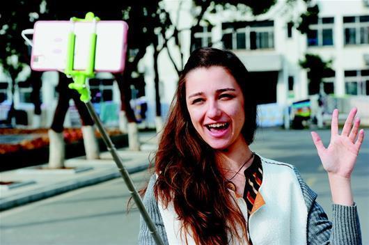 美女留學(xué)生來中國(guó)學(xué)武術(shù) 課外做主播