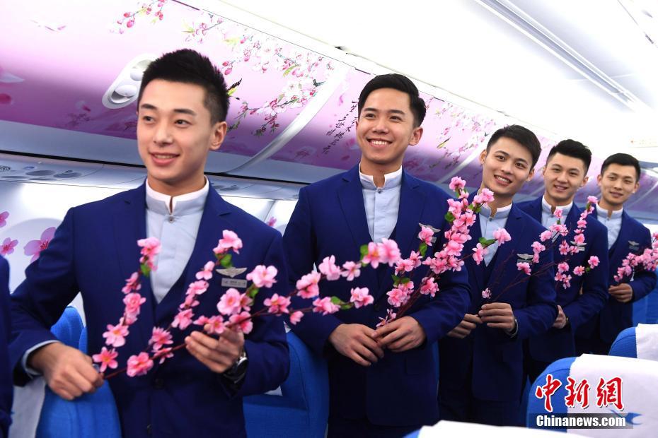 三八節(jié) 廈航“暖男”空乘打造“十里桃林”夢(mèng)幻機(jī)艙[組圖]