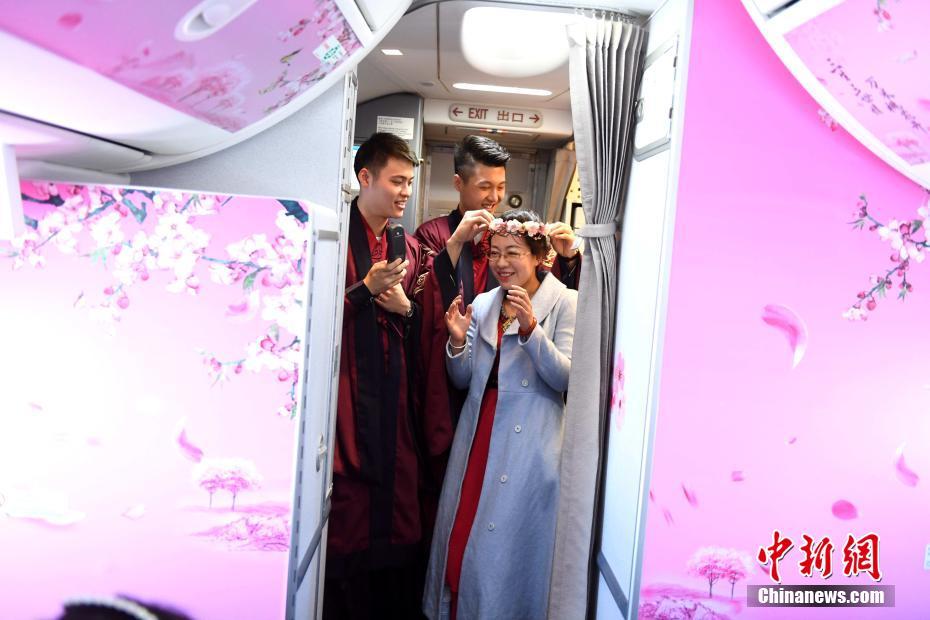 三八節(jié) 廈航“暖男”空乘打造“十里桃林”夢幻機艙[組圖]